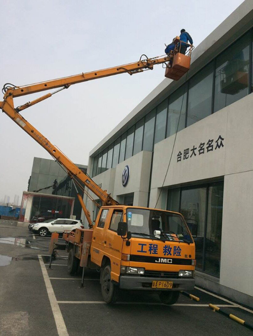 曲臂式高空车