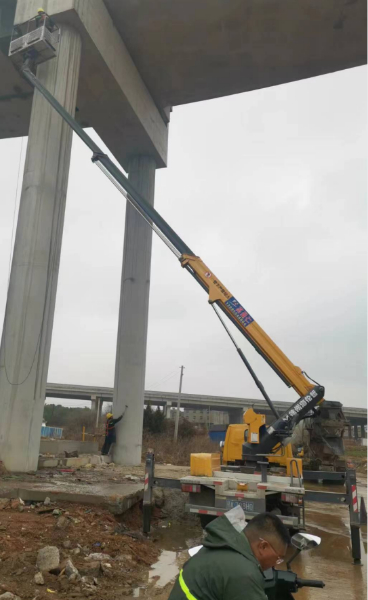 24米直臂式升降车桥墩检修施工