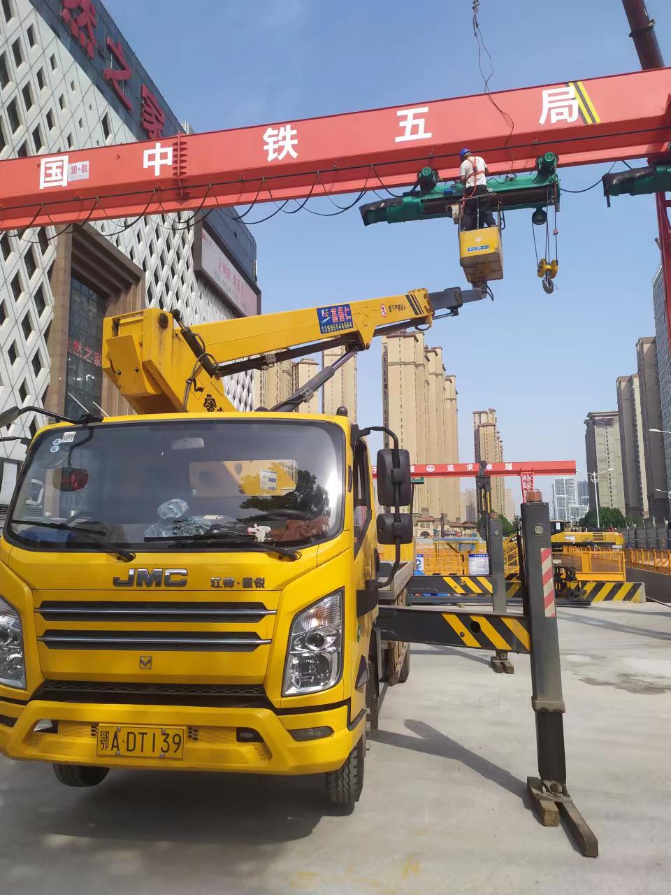 襄阳22米载人登高车安装广告牌施工现场，带司机操作