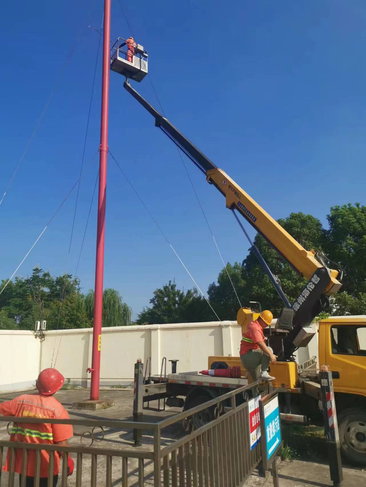 22米高空作业车维修天然气管道施工现场