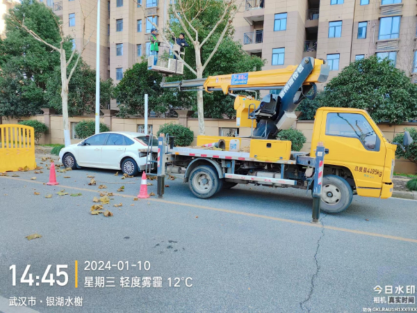 武汉各地区挂灯笼、装广告牌登高车施工现场