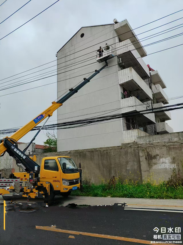 28米直臂云梯车装外墙标识施工现场