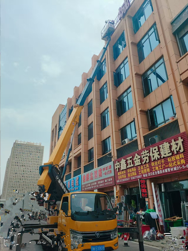 22米登高车安装高楼层玻璃窗户施工现场