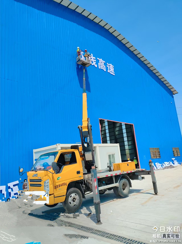 22米黄牌云梯车外墙刷漆施工现场