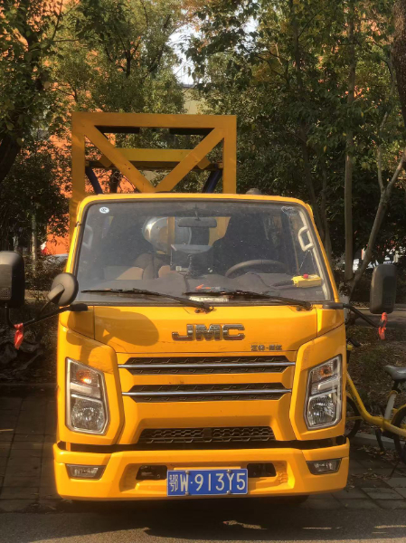 武汉周边防撞缓冲车出租，带太阳能光板节油